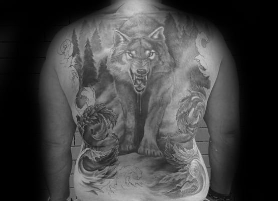 tatuaje lobo en espalda 47