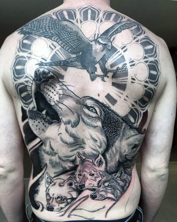 tatuaje lobo en espalda 53