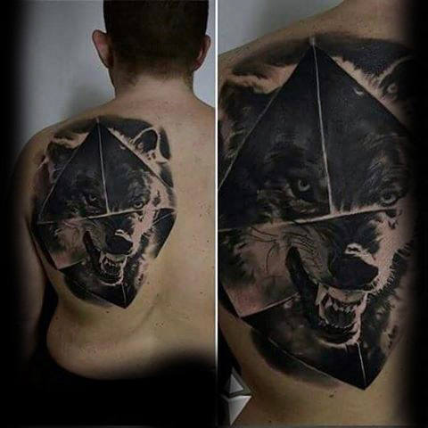 tatuaje lobo en espalda 57