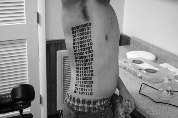 tatuaje numero binario 49