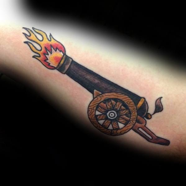 40 Tatuajes de cañones de guerra (con el significado)