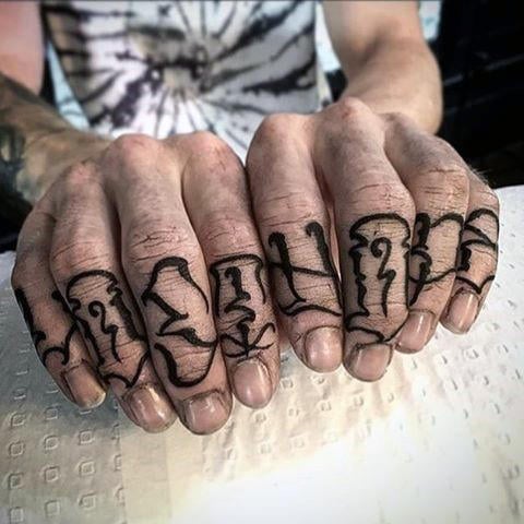 tatuaje nudillos 115