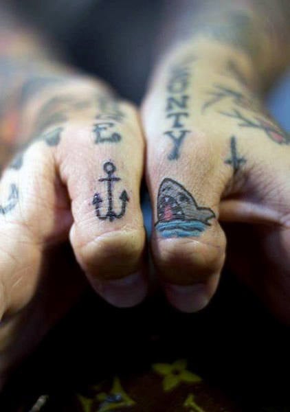tatuaje nudillos 151