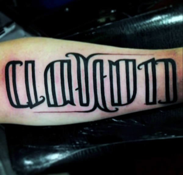 tatuaje palabra ambigrama 45