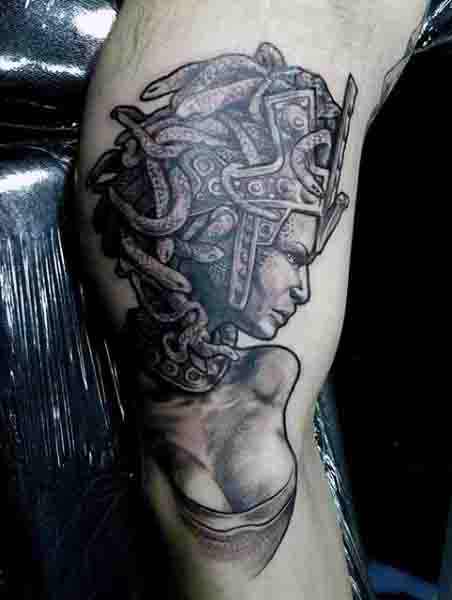 tatuaje medusa 136