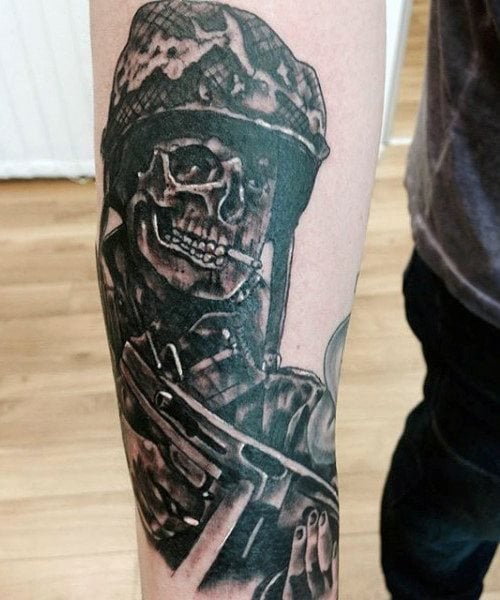 tatuaje pistola 58