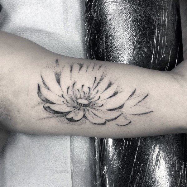 tatuaje flor de loto 61