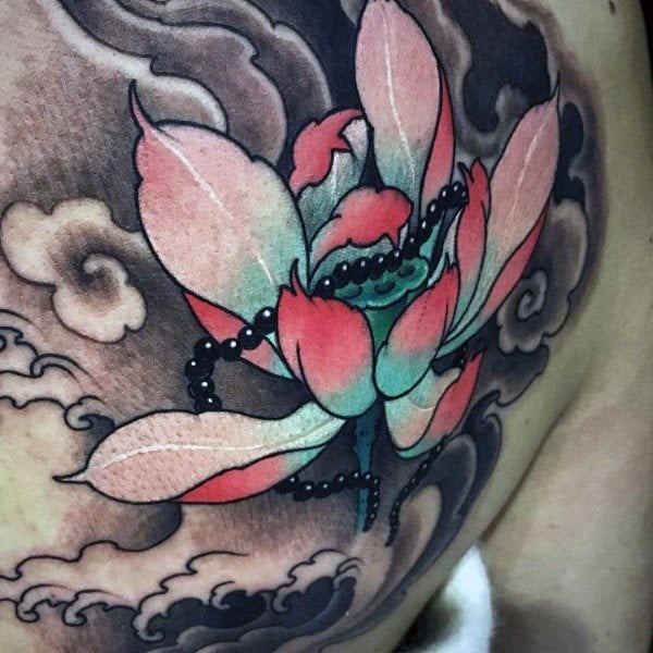 tatuaje flor de loto 70