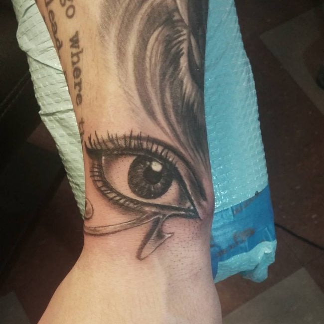 tatuaje ojo de ra 52