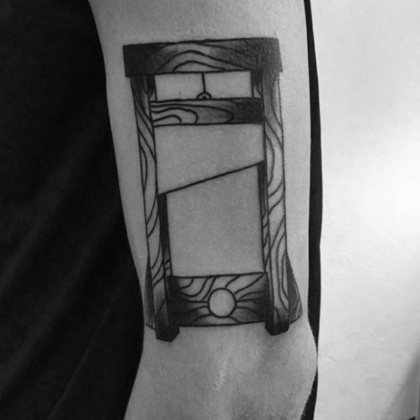 tatuaje guillotina 77