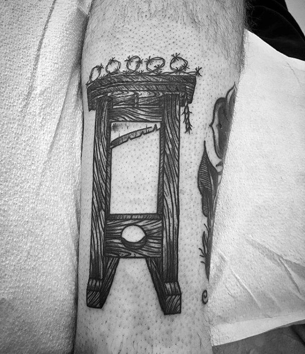 tatuaje guillotina 85
