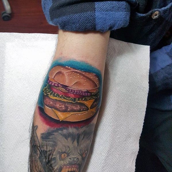 38 Tatuajes de hamburguesas (Con su significado)