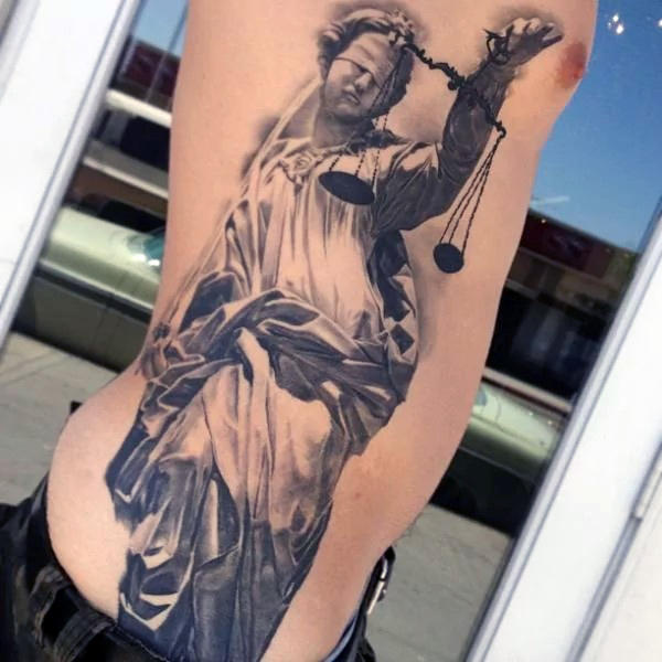 tatuaje dama justicia simbolo 06