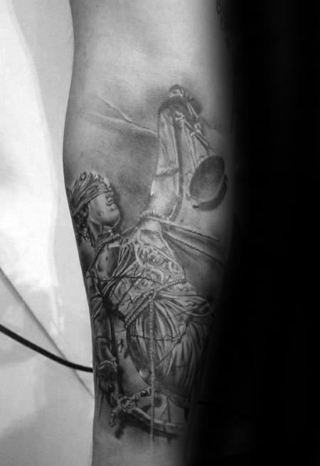 tatuaje dama justicia simbolo 24