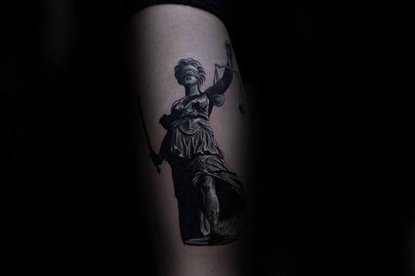 tatuaje dama justicia simbolo 30