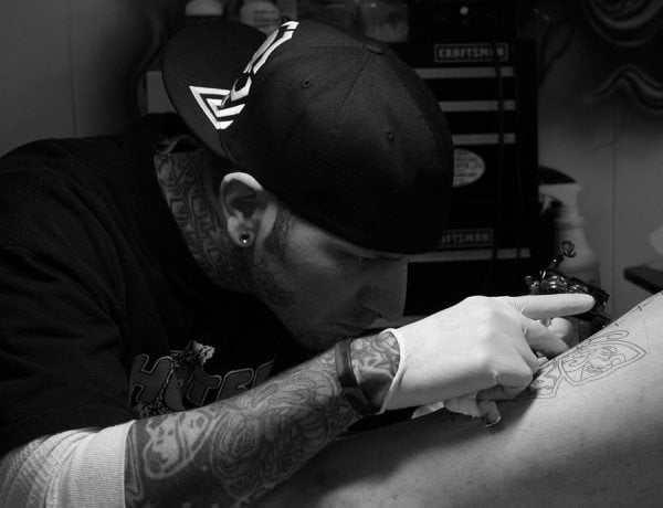 ¿Dónde duelen más los tatuajes? Las 15 zonas más dolorosas
