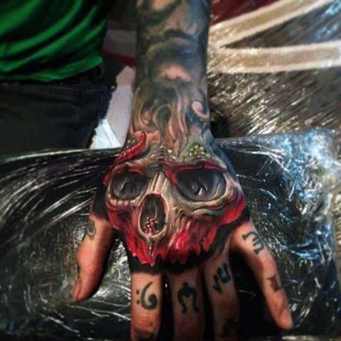 tatuaje calavera en la mano 05