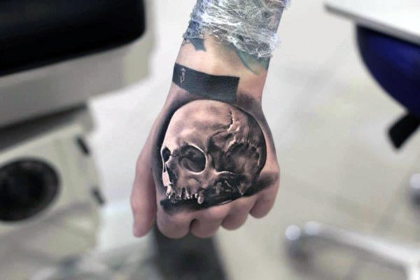 tatuaje calavera en la mano 101