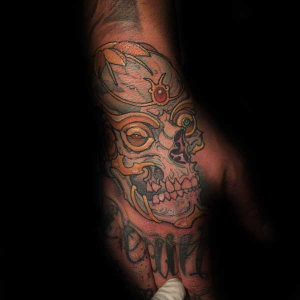 tatuaje calavera en la mano 11