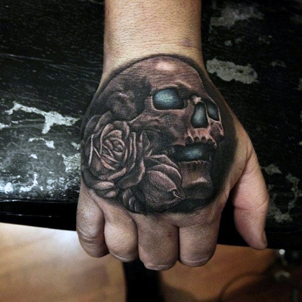tatuaje calavera en la mano 117
