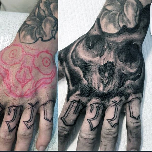 tatuaje calavera en la mano 121