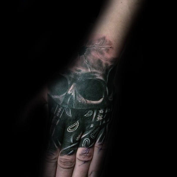 tatuaje calavera en la mano 123
