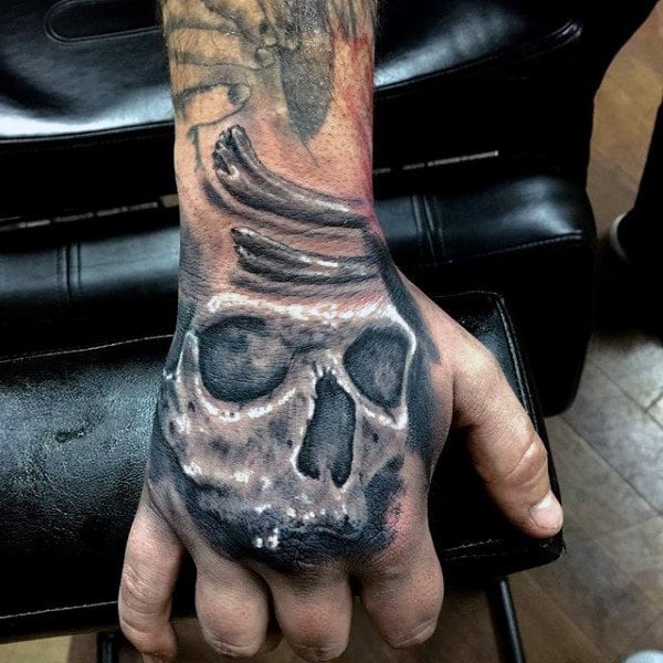 tatuaje calavera en la mano 125