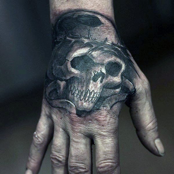 tatuaje calavera en la mano 127