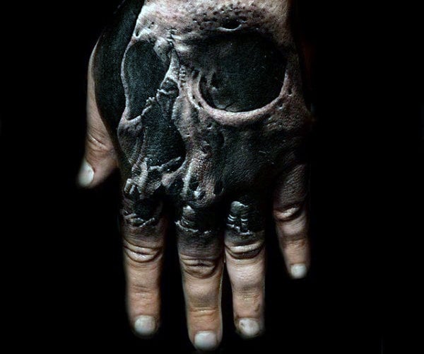 tatuaje calavera en la mano 135