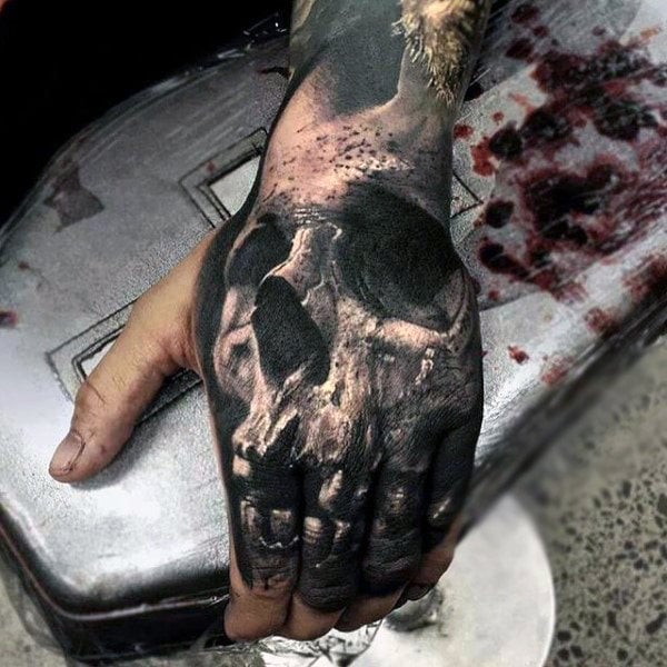 tatuaje calavera en la mano 139