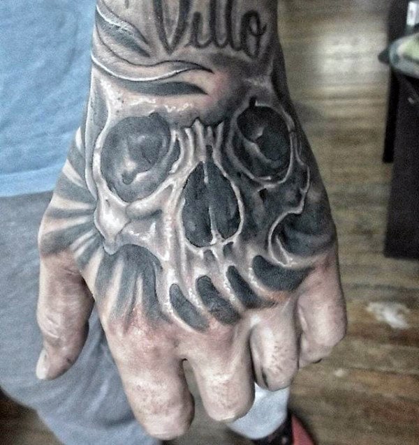 tatuaje calavera en la mano 147