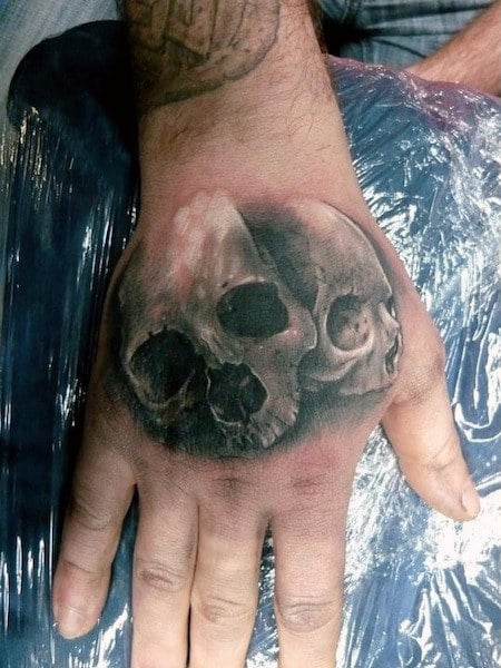 tatuaje calavera en la mano 17