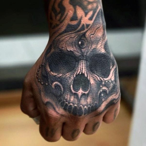 tatuaje calavera en la mano 19