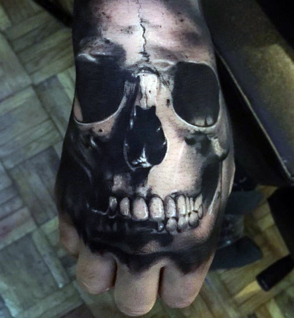 tatuaje calavera en la mano 27
