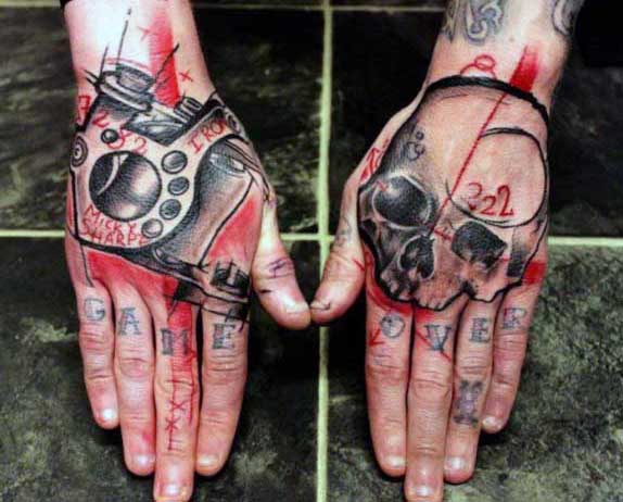 tatuaje calavera en la mano 69