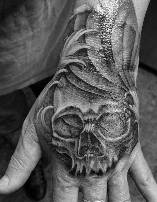 tatuaje calavera en la mano 85