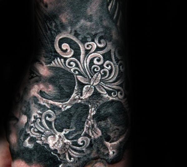 tatuaje calavera en la mano 95