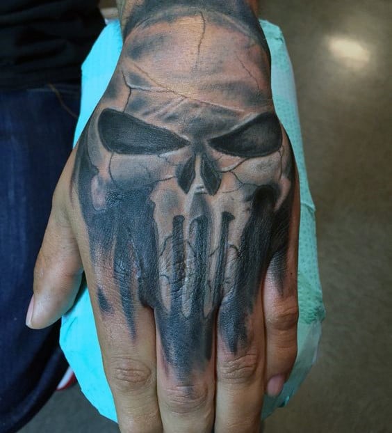 tatuaje calavera en la mano 97