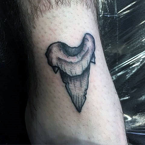tatuaje mandibula diente tiburon 11
