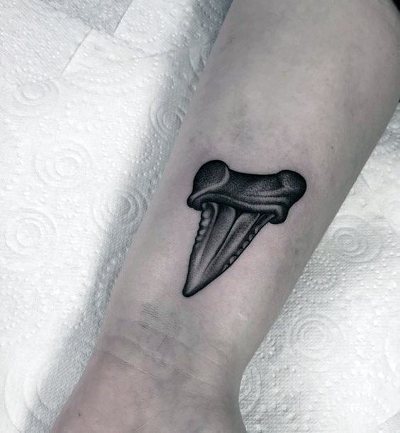 tatuaje mandibula diente tiburon 19