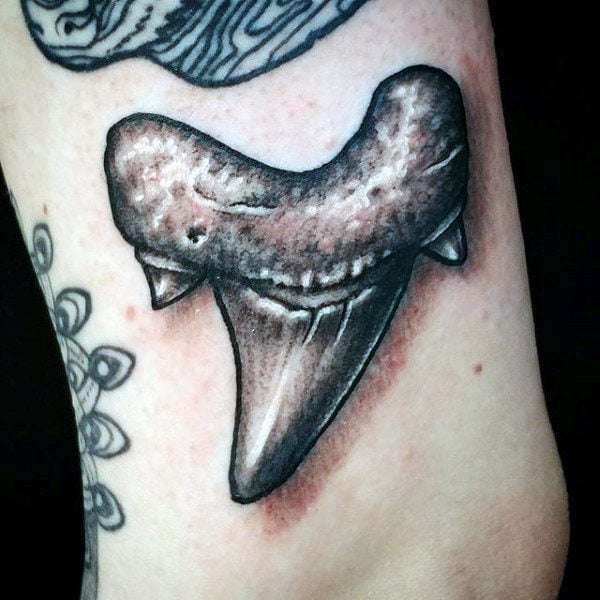 tatuaje mandibula diente tiburon 39