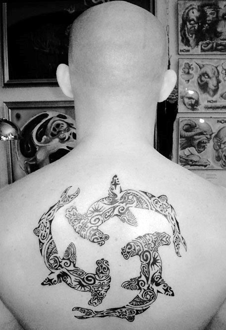 tatuaje parte superior espalda 13
