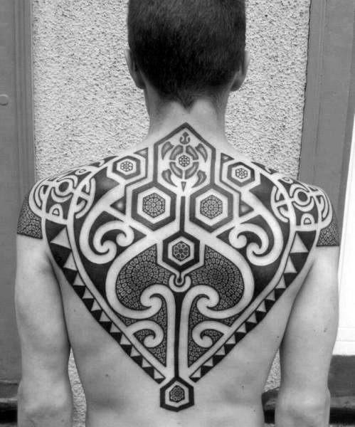 tatuaje parte superior espalda 25