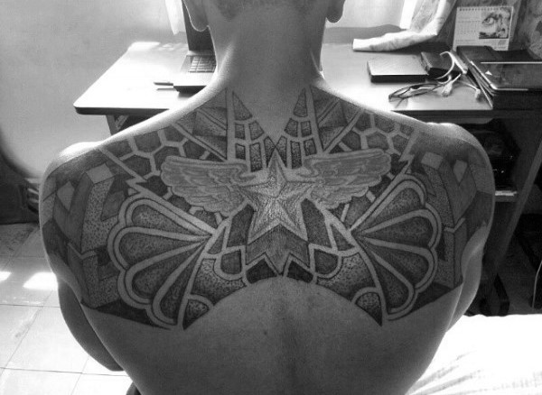 tatuaje parte superior espalda 35
