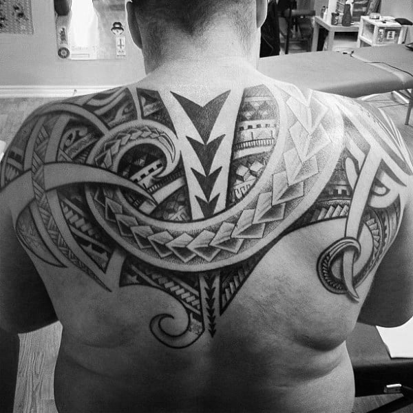 tatuaje parte superior espalda 37
