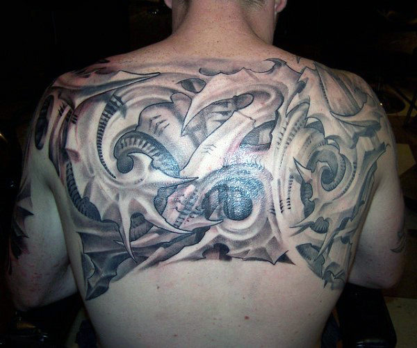 tatuaje parte superior espalda 81