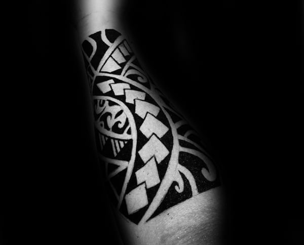 tatuaje tribal en antebrazo 01