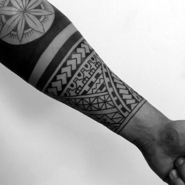 tatuaje tribal en antebrazo 15