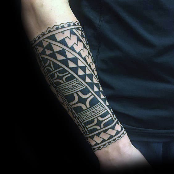 tatuaje tribal en antebrazo 19