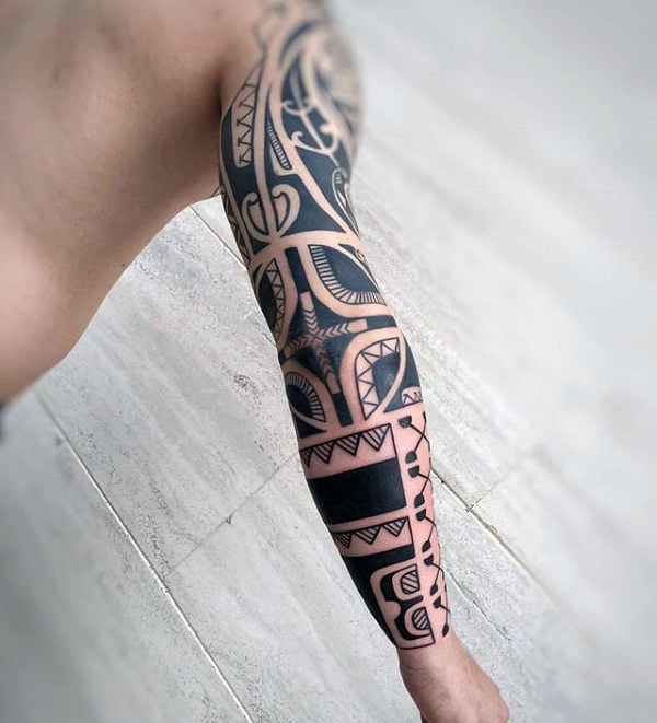 tatuaje tribal en antebrazo 21